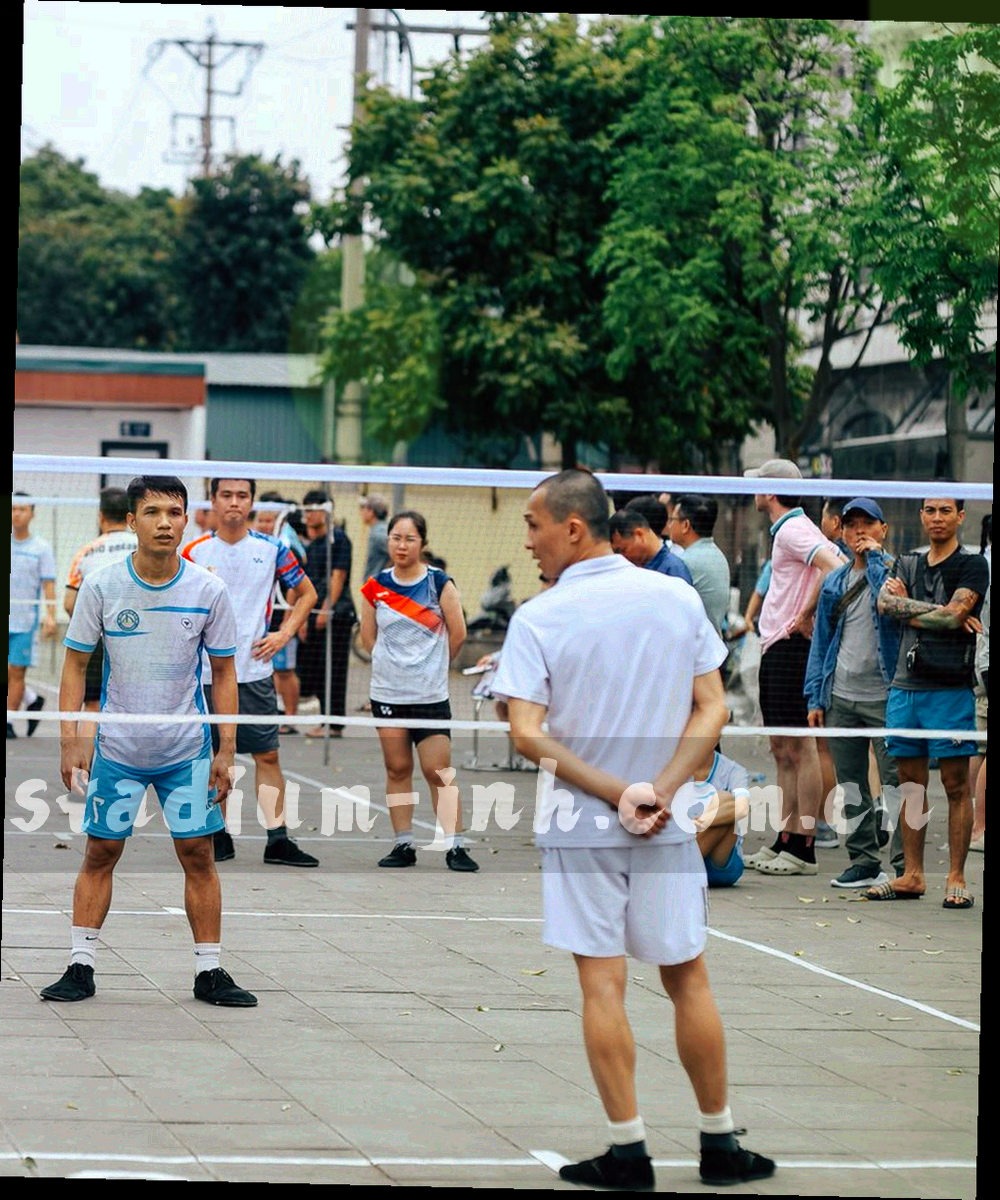 按顺序叠放的纸质赛季清单，边缘露出标签与编号，整体呈暖色调